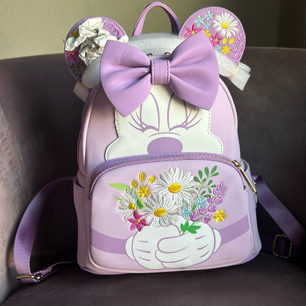 Loungefly Disney Minnie Mouse Holding Flowers backpack
